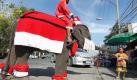 Ein als Weihnachtsmann verkleideter Elefant wirbt um Touristen in Bangkok. Foto: Naring Sangnak Foto: dpa