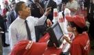 Symbolpolitik: US-Präsident Barack Obama ordert im Schnellrestaurant Five Guys in Washington einen Burger. Foto: dpa