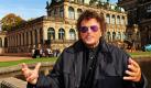 Der Regisseur Dieter Wedel erläutert in Dresden im barocken Zwinger seine Pläne als Intendant der für 2011 erstmals geplanten Zwingerfestspiele. Vom 5. bis 21. August 2011 wird der Festplatz allabendlich Kulisse für 2.000 Zuschauer eines Stückes über August den Starken.  Foto: dpa