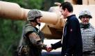 Verteidigungsminister Karl-Theodor zu Guttenberg schüttelt in Grafenwöhr einem deutschen Soldaten die Hand. Guttenberg besuchte gemeinsam mit dem amerikanischen Botschafter in Deutschland, Philip D. Murphy, das Panzerpionierbataillon 701 sowie einige US-Truppen. Foto: ddp