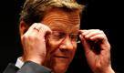 Außenminister Guido Westerwelle hat Spekulationen über einen möglichen Rücktritt zurückweisen lassen. Ein Sprecher Westerwelles sagte in Berlin, entsprechende Medienberichte seien «frei erfunden». Der Außenminister war wegen seiner starren Haltung in der Libyen-Frage massiv unter Druck geraten. Inzwischen haben sich die FDP-Spitze und Kanzlerin Angela Merkel hinter ihn gestellt.  Foto: dpa