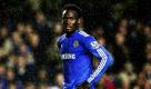 ARCHIV - Ghanas Nationalspieler Michael Essien vom FC Chelsea steht in der Partie gegen Wolverhampton in London auf dem Platz (Archivfoto vom 21.11.2009). Deutschlands letzter WM-Gruppengegner Ghana muss um die Teilnahme seines Superstars Michael Essien an der Fußball-Weltmeisterschaft bangen. Der Mittelfeldspieler, der wegen einer hartnäckigen Knieverletzung seit Dezember keine Partie für den englischen Tabellenführer FC Chelsea bestritten hat, glaubt nicht an seine baldige Rückkehr. EPA/FELIPE TRUEBA NO ONLINE/INTERNET USE WITHOUT A LICENSE FROM THE FOOTBALL DATA CO LTD. (zu dpa 0211 vom 22.04.2010) +++(c) dpa - Bildfunk+++ Foto: dpa