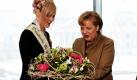 Bundeskanzerlin Angela Merkel bekommt von Blumenfee Victoria Salomon im Bundeskanzleramt in Berlin anlässlich des Valentinstages einen Strauß Blumen überreicht.  Foto: ap