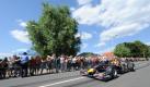 Der Rennfahrer Sebastian Vettel fährt am Sonntag (18.07.2010)
mit seinem Formel-1-Rennwagen durch Heppenheim. Bei seinem 'Home
Run' drehte der 23-Jährige auf der zur Rennstrecke umfunktionierten
Bundesstraße 3 eine Runde. Foto: dpa