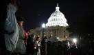 People gather for a candlelight vigil for the victims of the shooting in Arizona, at the steps of Capitol Hill in Washington, on Saturday, Jan. 8, 2011. Rep. Gabrielle Giffords, of Arizona, was shot in the head Saturday by a gunman who opened fire outside a grocery store during a meeting with voters, killing a federal judge and four others in a rampage. 
 Foto: ap