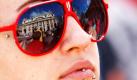 Der Petersdom in Rom spiegelt sich in der Sonnenbrille einer jungen Frau, die die wöchentliche Generalaudienz von Papst Benedikt XVI. besucht. Foto: ap