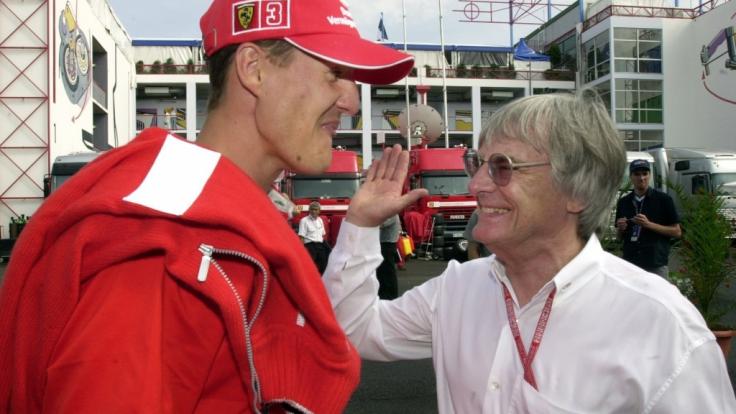 Ex-Formel-1-Boss Ecclestone (r.) hat sich über Michael Schumacher geäußert.