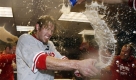 Phillies' Jayson Werth von den Philadelphia Phillies macht seine Teamkollegen tüchtig nass  - zur Feier des Sieges gegen die Colorado Rockies. Foto: ap