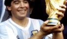 Diego Armando Maradona (1,68 Meter), im Bild mit dem WM-Pokal 1986 in Mexiko, gilt als einer der besten  Fuballer aller Zeiten. Seit 2008 ist er Trainer der argentinischen Nationalmannschaft.
 Foto: dpa