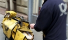 ARCHIV - Ein Brieftraeger geht am 22. April 2008 mit seinem Wagen durch Frankfurt. Ausgerechnet in der Vorweihnachtszeit koennte es bei der Post zum Streik kommen. Am Dienstag, 6. Okt. 2009, beginnen Tarifverhandlungen fuer die rund 130.000 Beschaeftigten bei dem Bonner Logistikriesen. (AP Photo/Michael Probst) --- This April 22, 2008 file picture shows a post man in Frankfurt, central Germany. (AP Photo/Michael Probst) Foto: ap