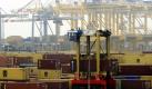 Berlin. Ein Van-Carrier fährt in Bremerhaven auf dem Gelände des Containerterminals (Archivbild). Bei der Vorstellung des Frühjahrsgutachtens korrigierten die führenden Wirtschaftsinstitute ihre Prognose für das Wachstum 2011 kräftig nach oben. Es wird nun ein Zuwachs von 2,8 Prozent des Bruttoinlandsproduktes erwartet. Foto: dapd