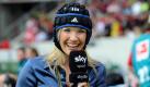 Ein Helm für das blonde Moderatorinnen-Köpfchen: Jessica Kastrop hatte am ersten Spieltag einen Ball mit Schmackes an den Kopf bekommen und trägt nun sicherheitshalber einen Kopfschutz à la Petr Cech. Foto: ddp