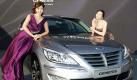 Der Autobauer Hyundai aus Südkorea zeigt in einer Ausstellungshalle in Incheon, Südkorea, die neueste Version seiner Luxuslimousine mit dem Namen 2012 Genesis. Das Prestigefahrzeug braust demnächst mit 334 PS über Asiens Straßen. Foto: dpa