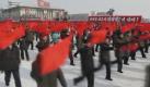 Dieses Standbild aus dem nordkoreanischen Fernsehen zeigt die Neujahrsparade in Pjönjang. Die Regierung hat für 2010 die Ziele ausgegeben, die Lebensstandards und die Beziehungen zu Südkorea und den USA zu verbessern. Foto: ap