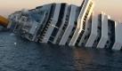Ende eines Kreuzfahrtriesen? Die «Costa Concordia» liegt mit 80-Grad-Schlagseite vor der italienischen Insel Giglio auf Grund. Foto: Enzo Russo Foto: dpa