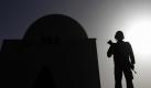 Ein Sicherheitsmann bewacht am Nationalfeiertag das Mausoleum Mazar-e-Quaid in Karachi, das zu Ehren des Gründers des Staates Pakistan erbaut wurde. Foto: Rehan Khan Foto: dpa