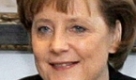ARCHIV - Bundeskanzlerin Angela Merkel (CDU) sitzt am 21.02.2006 an ihrem Schreibtisch im Bundeskanzleramt in Berlin vor einem Gemälde, das den ehemaligen Bundeskanzler Konrad Adenauer (1876-1967) zeigt. Das Bild des Malers Oskar Kokoschka (1886-1980) wurde ihr zuvor von Bundestagspräsident Norbert Lammert (CDU) aus den Beständen des Bundestags überreicht. Foto: Marcus Brandt dpa/lbn (zu dpa-Serie Ortsbestimmungen Wahljahr 2009 vom 29.07.) +++(c) dpa - Bildfunk+++  Foto: dpa