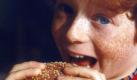 Ganz genau: Burger und Co. gingen früher als Juniortüte über die Theke. Dem Geschäft konnte die Namensänderung nichts anhaben. Ganz im Gegenteil: In Deutschland fuhr McDonalds 2009 einen Umsatz von 2,91 Milliarden Euro ein. Foto: dpa