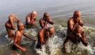 Hinduisten nehmenin Allahabad, Indien, ein Bad im Ganges. Das heilige Fest Magh Mela findet jedes Jahr statt.  Foto: ap
