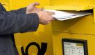 Die Post plant angeblich einen radikalen Umbau ihrer Briefsparte. Und dabei geht es um's Geld:Mit dem Umbau soll bis zu eine Milliarde Euro pro Jahr eingespart werden. Foto: dpa