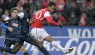 Eric Maxim Choupo-Moting (r) traf bereits in der 3. Minute zum 1:0 für Mainz. Foto: Fredrik von Erichsen Foto: dpa