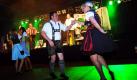 Ein Paar in Tracht tanzt in Kempten (Schwaben) bei der Eröffnungsparty zur Allgäuer Festwoche in buntem Scheinwerferlicht. Foto: dpa
