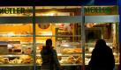 2012: Lecker vom Bäcker? Nicht bei Müller-Brot. Unter anderem werden im Mehl der Firma Schaben und Mäusedreck entdeckt. In 21 unangemeldeten Kontrollen seit 2009 wurden in der Fabrik immer wieder Kakerlaken, Motten und Mäusekot festgestellt. Seit Herbst 2010 musste die Fabrik sechsmal ihre Ware vernichten, in drei Fällen waren Brezeln und Brote bereits in den Handel gelangt. Foto: dpa