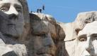 Am Touristenmagnet Mount Rushmore mit den Porträts vier bedeutender US-Präsidenten nagt der Zahn der Zeit. Regelmäßig klettern Bergsteiger zu den in Stein gemeißelten Porträt in South Dakota, um Verwitterungen und Beschädigungen auszubessern. Ein gefährlicher, aber umso schönerer Job, denn wer kann schon von sich behaupten, Abraham Lincoln einmal die Nase gerichtet zu haben. Foto: dapd