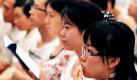 Chinesische Studenten, die in Japan studieren, besuchen eine Jobmesse in Tokio, die von chinesischen Firmen organisiert wurde. Die Regierung und Unternehmen wollen die Abwanderung qualifizierter Arbeitskräfte ausgleichen, indem sie auf der ganzen Welt nach Talenten suchen. Jobmessen, die weltweit angeboten werden, sind Teil dieser Strategie. Foto: ap