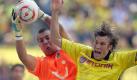 Bitterer Nachmittag für den Keeper: Hannovers Schlussmann Florian Fromlowitz hält hier zwar gegen Kevin Großkreutz. In der 83. Minute schenkte der gebürtige Dortmunder dem Schlussmann der Gäste jedoch das vierte Tor des Tages ein. Foto: dpa