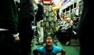 Wer in Buenos Aires U-Bahn fährt, wird bestens unterhalten. Die Reisezeit versüßt dieser Gaukler mit akrobatischen Einlagen und anderen Kunststücken. Wer braucht da noch Fernsehen in der U-Bahn? Foto: dapd