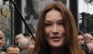 Da Carla Bruni schon vor ihrer Hochzeit mit Sarkozy keine Kostverächterin war - ihr werden Affären mit Eric Clapton, Mick Jagger, Literaturkritker Jean Paul Enthoven sowie dessen Sohn Raphael Enthoven nachgesagt - wurde ihr während der Ehe mit dem französischenPräsidenten eine Liaison mit dem Sänger Benjamin Biolay (Plakat) unterstellt. Foto: dapd