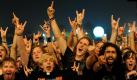 ... bei Fotos wie diesen. Waackäääään lautet der Schlachtruf der brüllenden Masse. Unter dem Jubel der Anhänger sind am Wochenende mehr als 120 Bands aufgetreten.Schreiende Gitarrenklänge und brachiale Schlagzeuge bestimmten den Sound und sorgten mit einer Lautstärke von bis zu 120 Dezibel für Ohrenklingeln. Foto: dpa