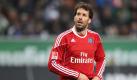 4. Verfehlte Transferpolitik: Boubacar Sanogo, Mohamed Zidan, David Rozehnal, Ruud van Nistelrooy oder Marcus Berg - die Liste der Transferverfehlungen in den vergangenen Jahren ist lang. Aufgrund der Vielzahl der Trainer, die alle ihre Spielerwünsche einbrachten, ist im Kader kein Konzept zu erkennen. Einen echten Transfercoup sucht man beim HSV vergeblich. Stattdessen werden Spieler, die vorher anständige Leistungen brachten, beim HSV in schöner Regelmäßigkeit zu Problemfällen. Foto: dapd