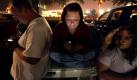 Family members of Eugene Moss, 37, of Jayess, Miss., who was on the Deepwater Horizon oil rig that exploded in the Gulf of Mexico, read news on their PDA's as they await his arrival with fellow crew members who were safely evacuated, in New Orleans, Wednesday, April 21, 2010. Left to right are David Sneathern, nephew, his fiance Crystal Buffington, and Eugene's daughter Jasmyn Moss. (AP Photo/Gerald Herbert) Foto: AP