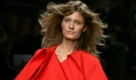 Ein Modell zeigt eine Kreation der britischen Mode-Designerin Stella McCartney und ihrer Kollektion für das Frühjahr/ den Sommer 2010 in Paris. Foto: dpa