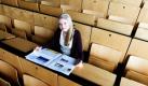 Abiturientin Franziska Pöhling posiert in einem Hörsaal der Universität in Oldenburg. Die 17-Jährige gehört zu den ersten Abiturienten, die die Schule nach 12 Jahren abschließen. Wegen des doppelten Abiturjahrgangs in Niedersachsen sowie der Aufhebung der Wehrpflicht werden im Wintersemester 2011/2012 weit mehr Studenten ihr Studium beginnen als es Absolventen gibt. Franziska hofft trotzdem darauf, einen Studienplatz zu bekommen. Foto: dapd