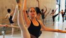 Teilnehmer der internationalen Sommerwerkstatt Muse 010 für professionelle und fortgeschrittene Tänzer strecken ihre Körper in der Palucca Schule Dresden in einem Kurs für klassisches Tanztraining. Der zweiwöchige Workshop mit 90 Teilnehmern aus aller Welt bietet auch Improvisationskurse und Einheiten im zeitgenössischen Tanz an. Fleißig geübt wird in der vierten Sommerwerkstatt noch bis Freitag nächster Woche.  Foto: dpa