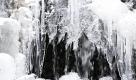 Eiskristalle, aufgenommen am Dienstag (25.01.11) in Todtnauberg im Schwarzwald am Rande eines Bachs. Die Temperaturen bleiben in den naechsten Tagen winterlich kalt. Tiefauslaeufer koennen von Norden her auf Deutschland uebergreifen, wie der Deutsche Wetterdienst (DWD) am Dienstag in Offenbach mitteilte. Das Randtief Ignaz sorgt zeitweilig fuer Niederschlaege, vor allem in der Mitte und im Sueden Deutschlands. Ab und zu kann sich aber auch die Sonne zeigen.


 Foto: dapd