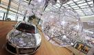 Im Audi Forum in Neckarsulm steht ein Audi R8 5.2 Quattro, über dem die Installation Light Light von Tom Dixon zu sehen ist. Momentan findet dort die Audi Hauptversammlung 2011 statt. Nach einem sehr erfolgreichen Jahr 2010 eilt die VW-Tochter auch in diesem Jahr von Rekord zu Rekord und hat im April erneut deutlich mehr Autos verkauft als ein Jahr zuvor. Foto: dpa