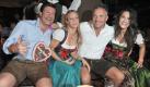 Schauspieler Francis Fulton-Smith (l.,mit seiner Frau Verena) und Patrick  Graf von Faber-Castell (mit seiner Frau Mariella  Ahrens) blieben da lieber der traditionellen Lederhose treu. Foto: dpa