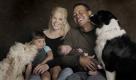 FILE - This Feb. 17, 2009, photo provided by the Tiger Woods family shows, Sam, Elin, Tiger, and Charlie Woods, from left, and their dogs Yogi, left, and Taz posing in Orlando, Fla.  Golf's biggest star on Friday, Feb. 19, 2010, will address the shocking and sordid sex scandal that has consumed his life since late November then will return to the clinic where he has been undergoing therapy, according to a letter from PGA Tour commissioner Tim Finchem obtained by The Associated Press. (Dom Furore/Woods family via Getty Images/AP Photo) ** MANDATORY CREDIT  NO SALES ** Foto: ap