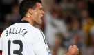Michael Ballack puscht seine Mitspieler nach vorn. Foto: dpa