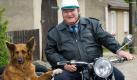 Horst Krause ist bereits seit 1999 beim Polizeiruf. Seine Figur Polizeihauptmeister Krause mag offensichtlich Hunde. Foto: rbb/DOKFilm/Arnim Thomaß