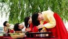 Südkoreanische Frauen reinigen beim Dano-Fest in Seoul während einer rituellen Waschung ihre Haare. Das Dano ist eines der vier wichtigsten traditionellen Feste in Südkorea. Foto: ap