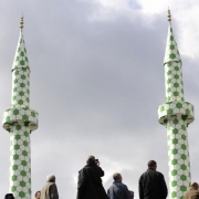 Die Minarette der Centrum-Moschee in Hamburg erstrahlen im neuen Glanz.