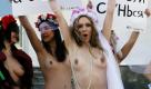 Mitgleider der ukrainischen Frauenrechtsorganisation Femen demonstrieren vor der Kiewer Kanzlei gegen einen Wettbewerb, den ein Radiosender aus Neuseeland anberaumt hatte. Der Sender gab seinen Hörern die Gelegenheit, für 2000 Dollar eine ukrainische Frau für zwölf Tage für sich zu haben. Auf den Plakaten ist zu lesen Die Ukraine ist kein Bordell! Foto: dpa