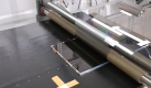 Die Folie wird auf dem Display mittels Druck von bis zu 2 bar laminiert. Der Tisch fährt nach vorne und zieht die untere Schutzschicht der Folie durch die übergelagerten Rolle sukzessive ab.  Foto: TDComponents