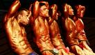 Muskeln anspannen und - lächeln! Die Bodybuilder bei den Weltmeisterschaften in Bangkog haben sich mit Bronzefarbe eingerieben, damit die Muskeln besser zur Geltung kommen. Die Muckis der Männer beeindrucken, wirken aber in Bronze wie Skulpturen aus dem alten Rom. Foto: dapd