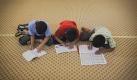 Libysche Kinder studieren den Koran in einer Moschee in der Rebellenstadt Benghazi.
 Foto: dapd